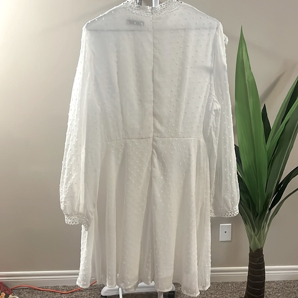 Beautiful white lace detail dress - Picture 4 of 9